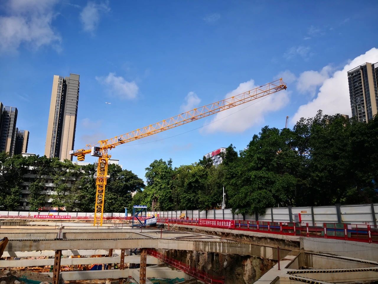 进军深圳市场!山河江麓塔机为人才建好家