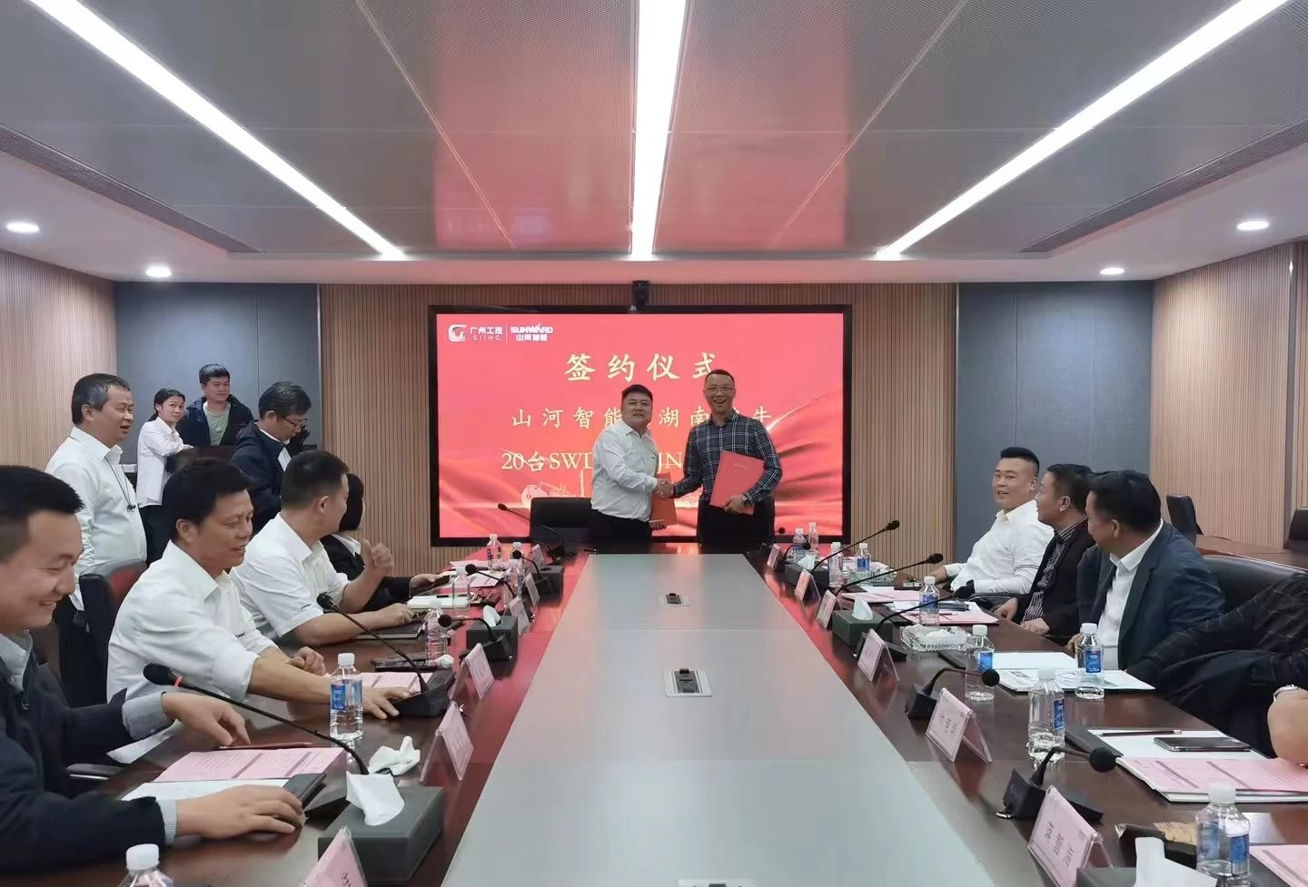 行业寒冬现暖阳！现场签购20台旋挖钻机，山河智能携手湖南骏牛助力国家电网项目建设